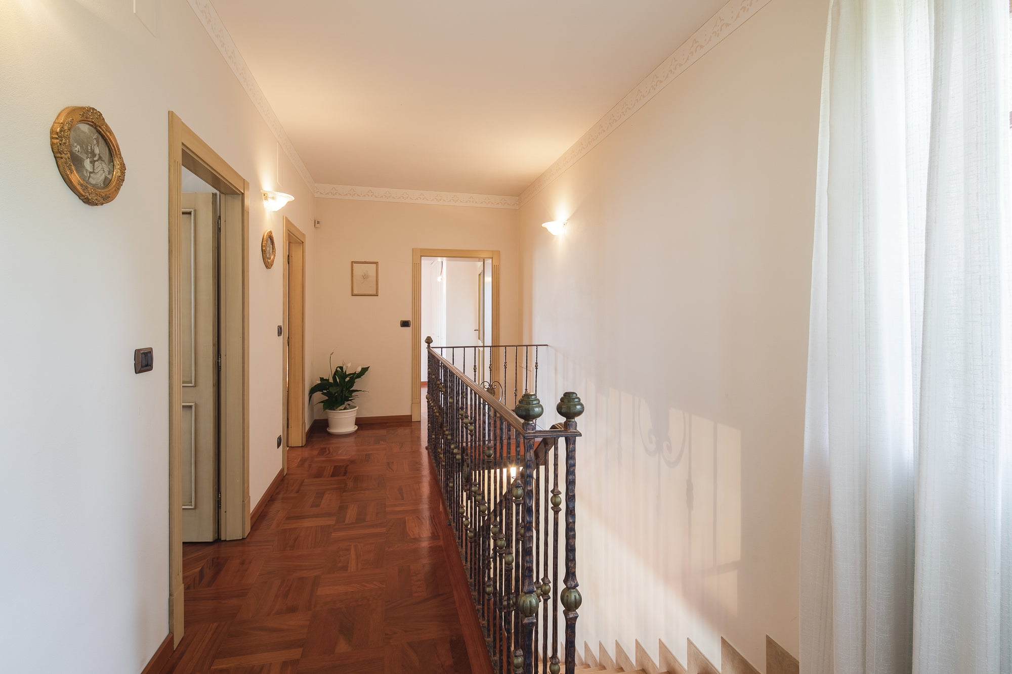 Luna - views onto Cortona - sleeps up to 8 ; 4 bedrooms