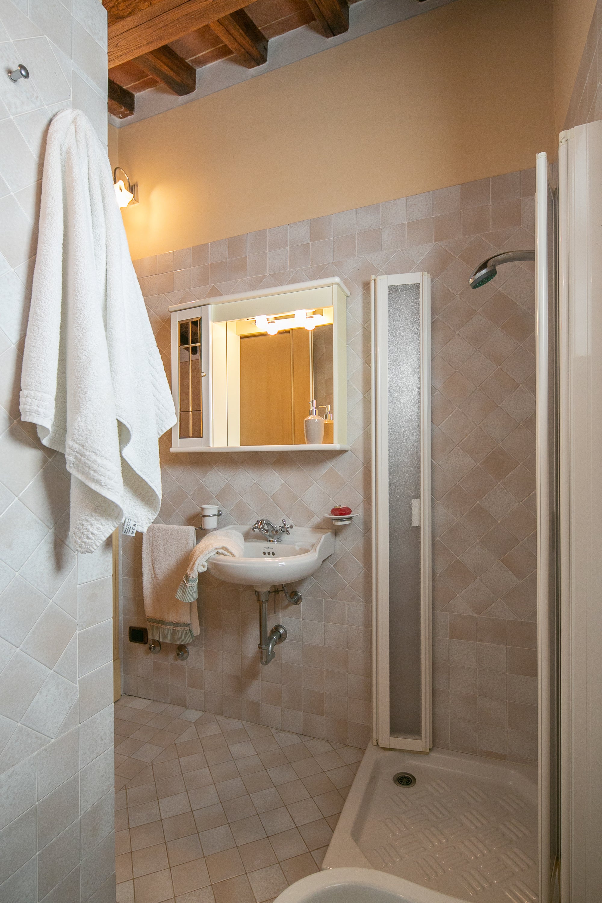 Luna - views onto Cortona - sleeps up to 8 ; 4 bedrooms