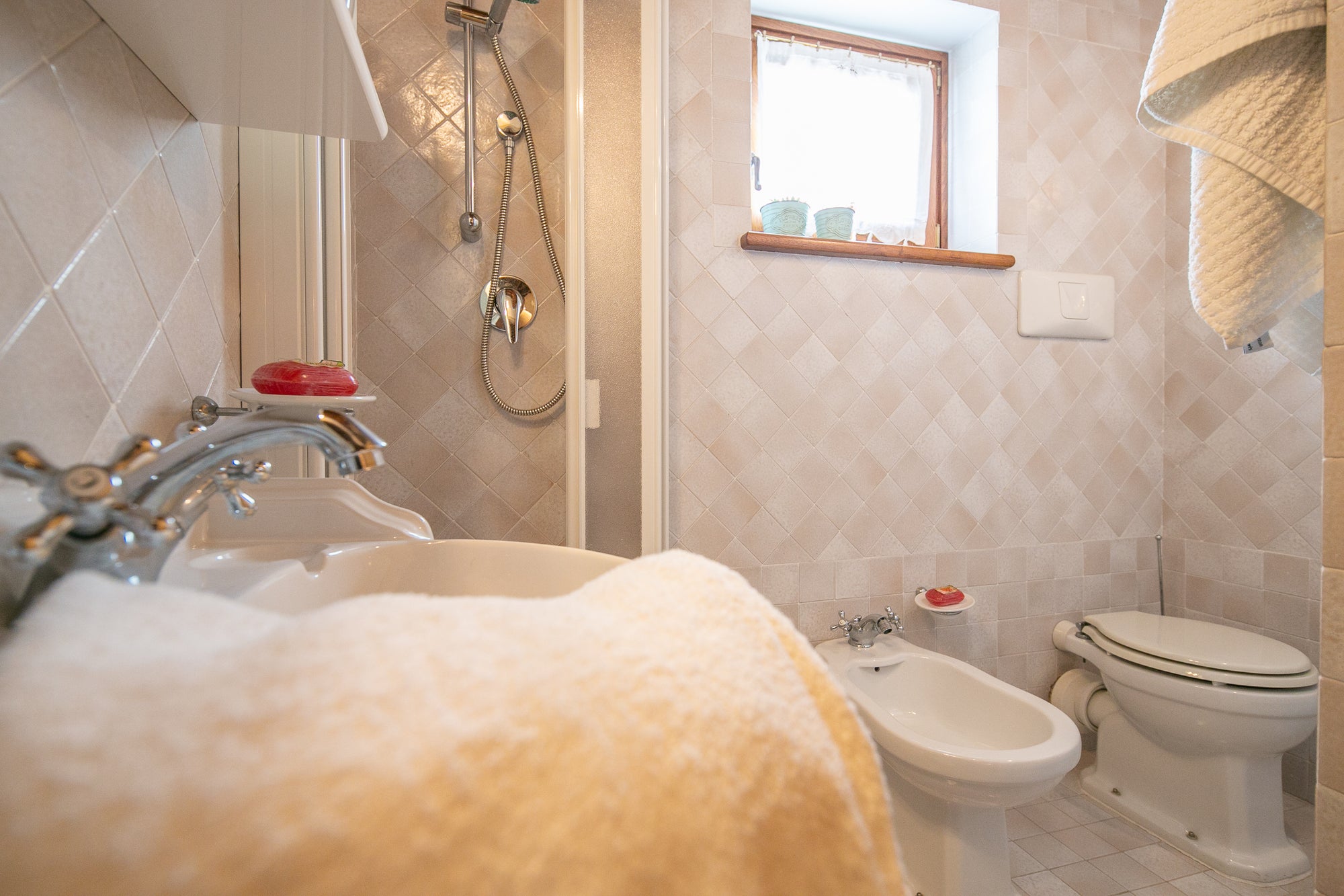 Luna - views onto Cortona - sleeps up to 8 ; 4 bedrooms