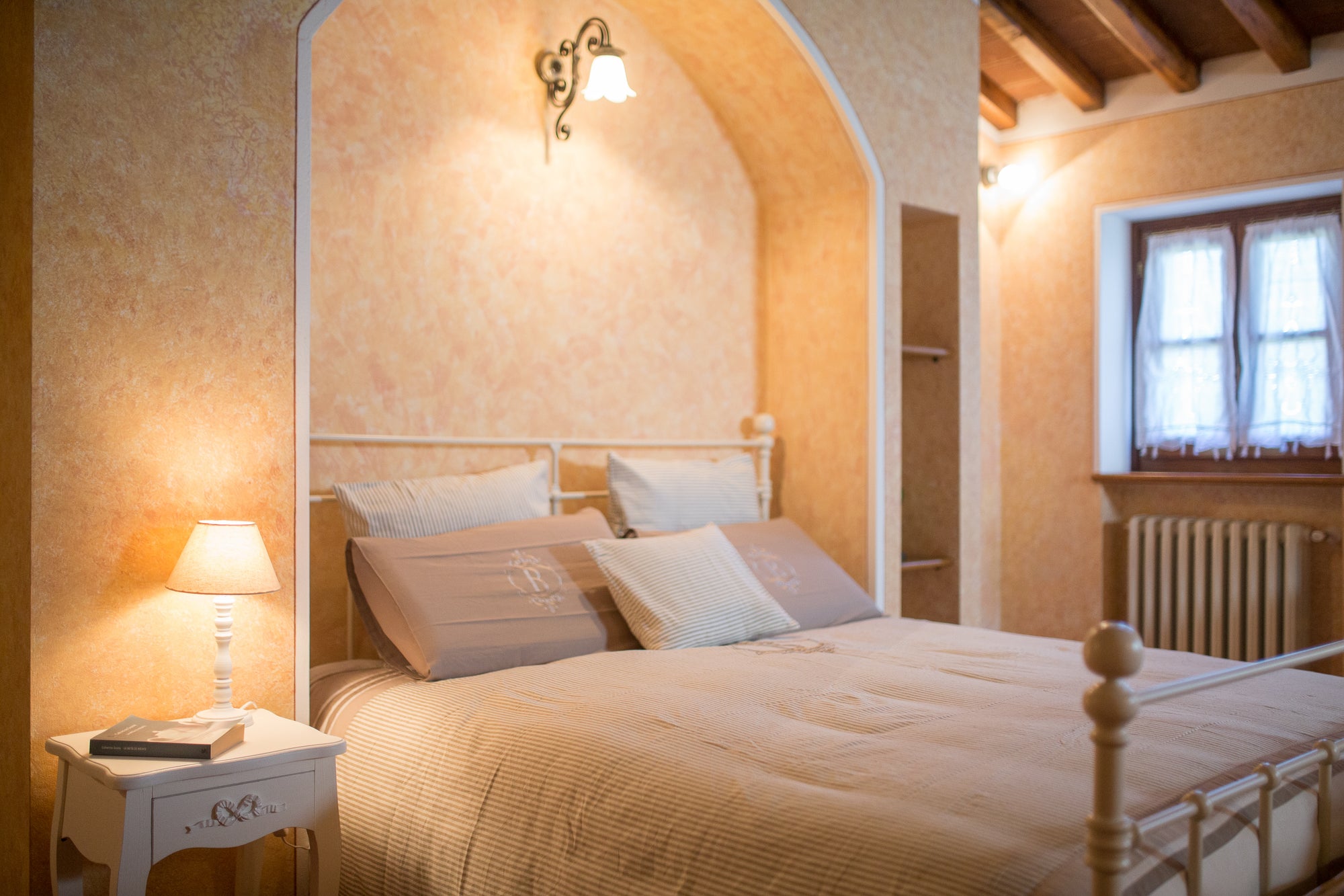 Luna - views onto Cortona - sleeps up to 8 ; 4 bedrooms