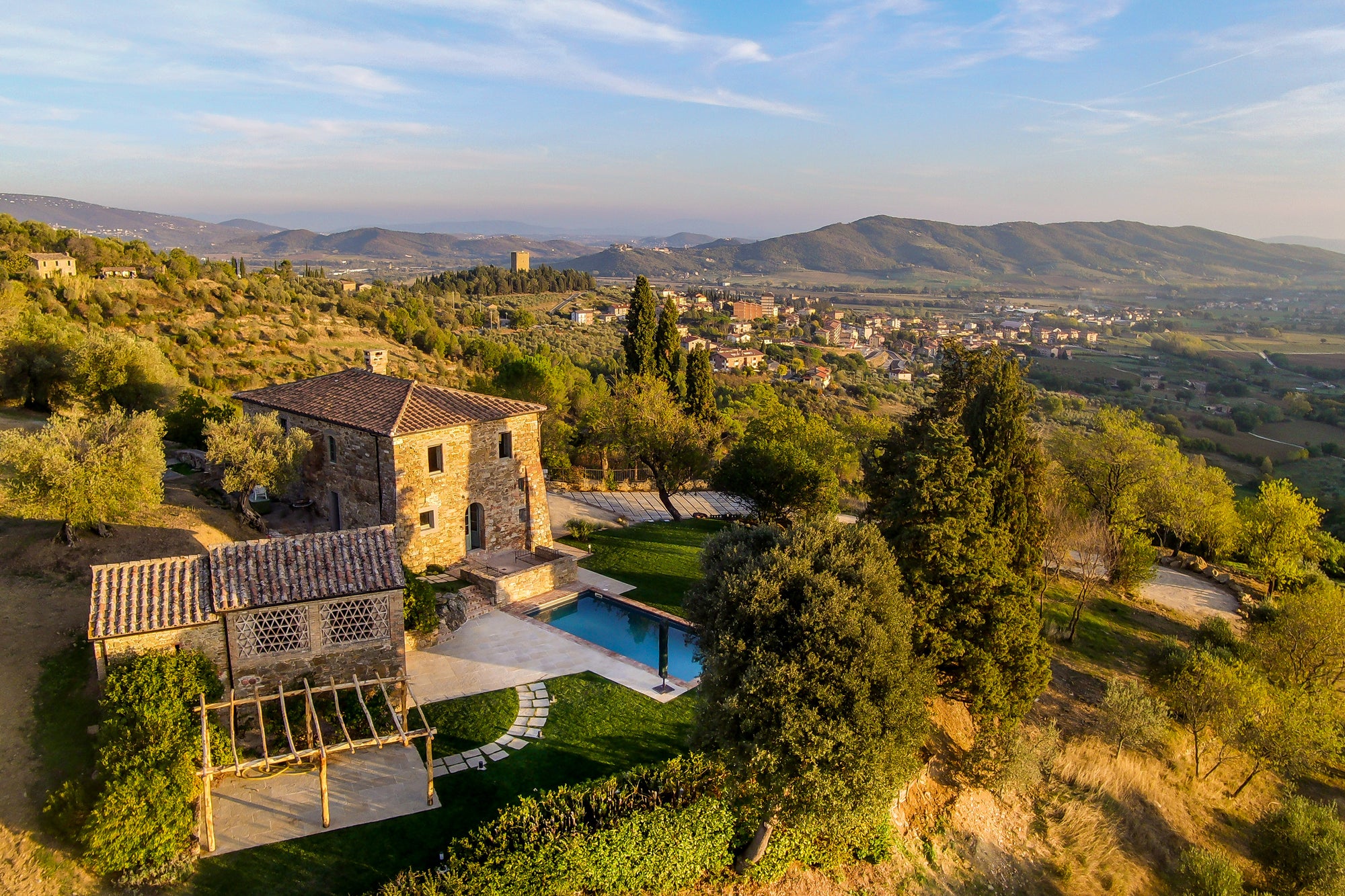 Newly renovated luxury villa near Cortona offering breathtaking views of Lago Trasimeno in Umbria