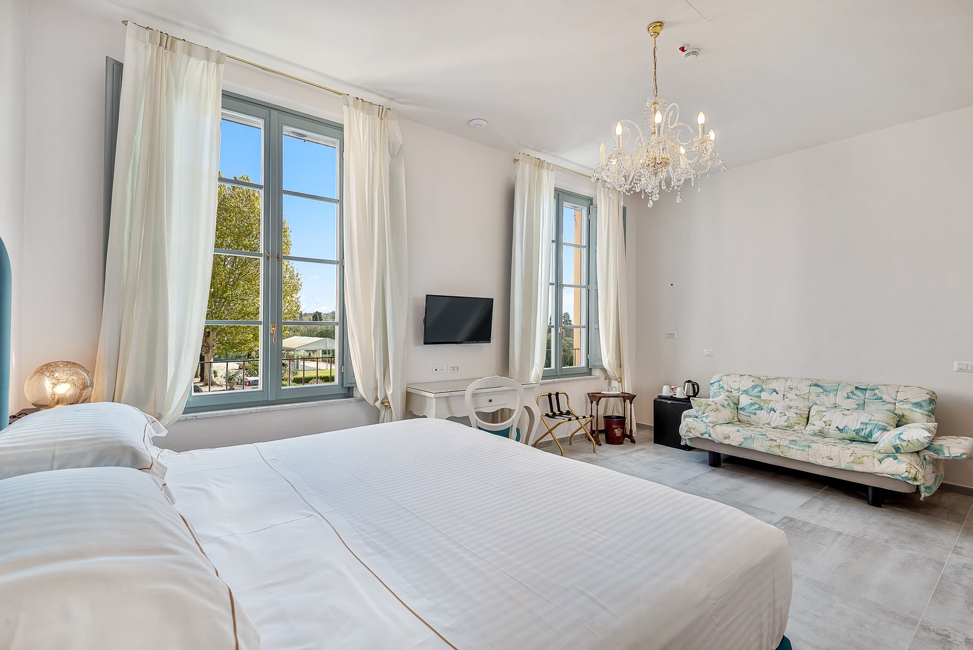 Villa Rosa di Daniela - lovely Lucca villa  - 16 bedrooms - sleeps up to 32