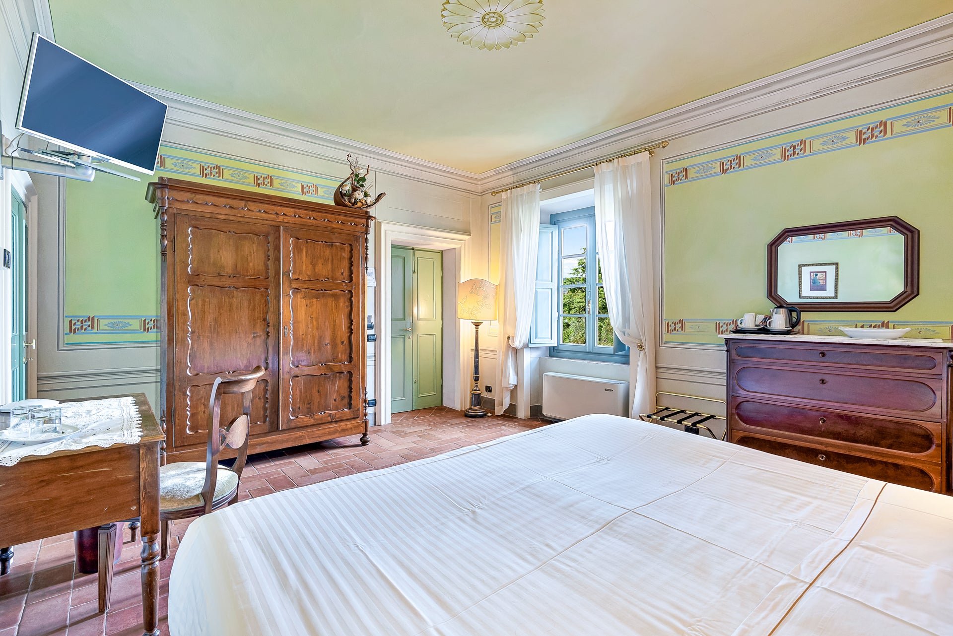 Villa Rosa di Daniela - lovely Lucca villa  - 16 bedrooms - sleeps up to 32