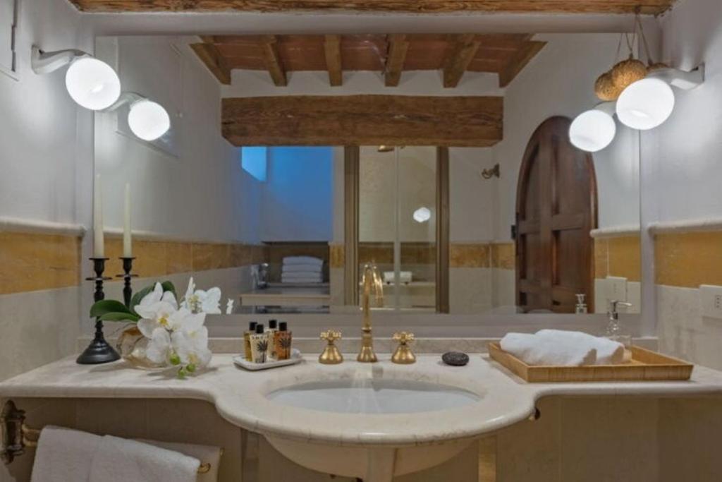 Florence Vista - sleeps 4 - terrace with stunning Florence rooftop views