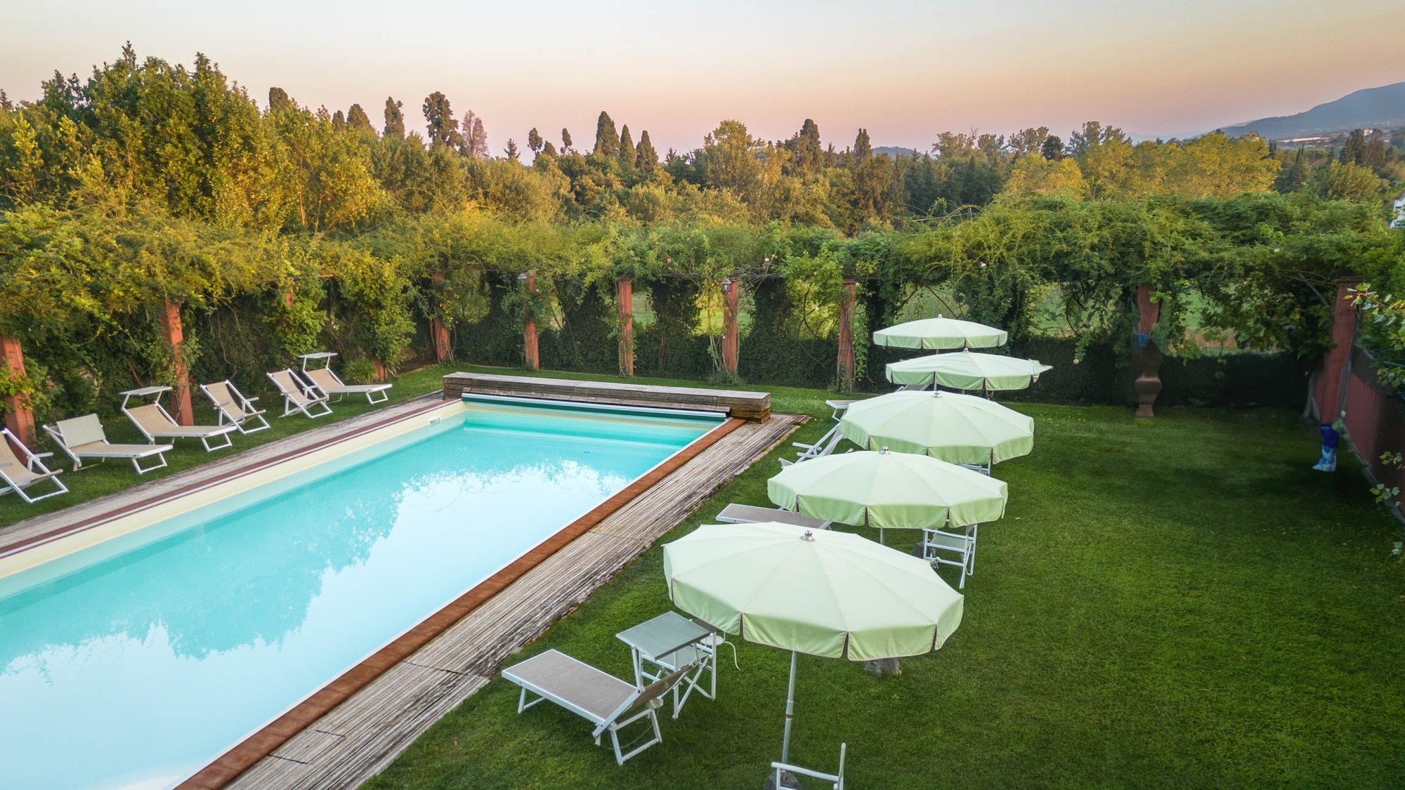 Villa Rosa di Daniela - lovely Lucca villa  - 16 bedrooms - sleeps up to 32