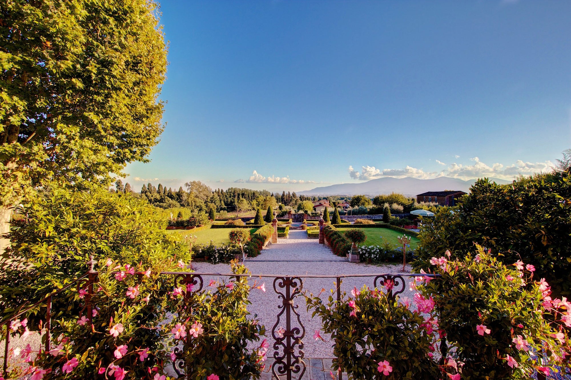 Villa Rosa di Daniela - lovely Lucca villa  - 16 bedrooms - sleeps up to 32