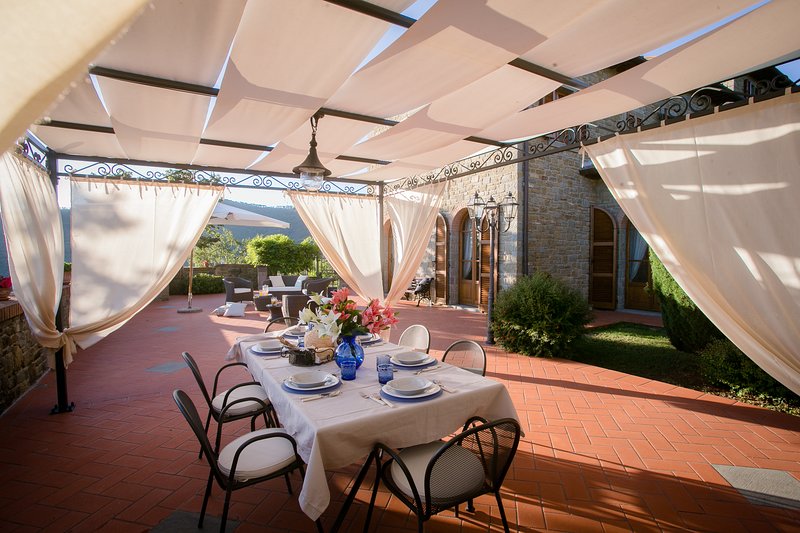 Luna - views onto Cortona - sleeps up to 8 ; 4 bedrooms