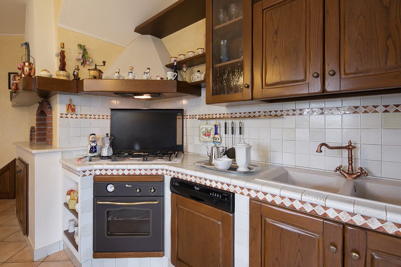 Luna - views onto Cortona - sleeps up to 8 ; 4 bedrooms