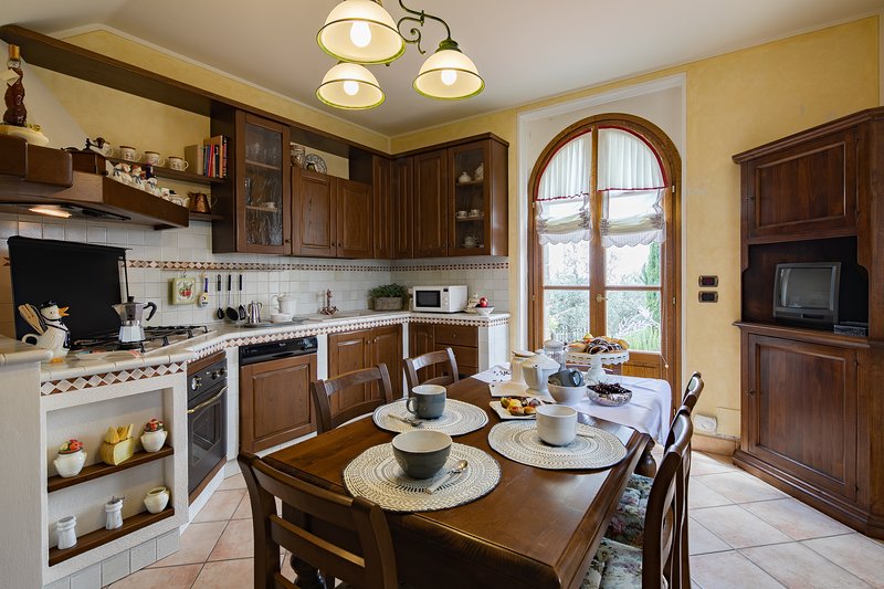 Luna - views onto Cortona - sleeps up to 8 ; 4 bedrooms