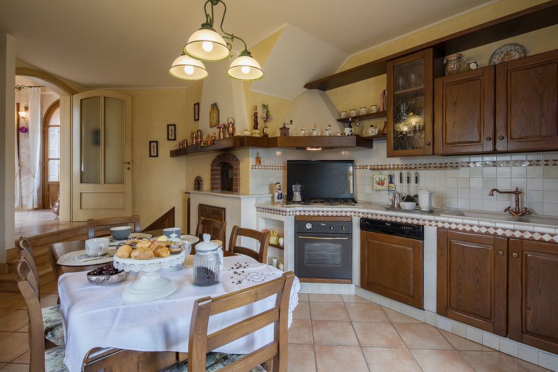 Luna - views onto Cortona - sleeps up to 8 ; 4 bedrooms