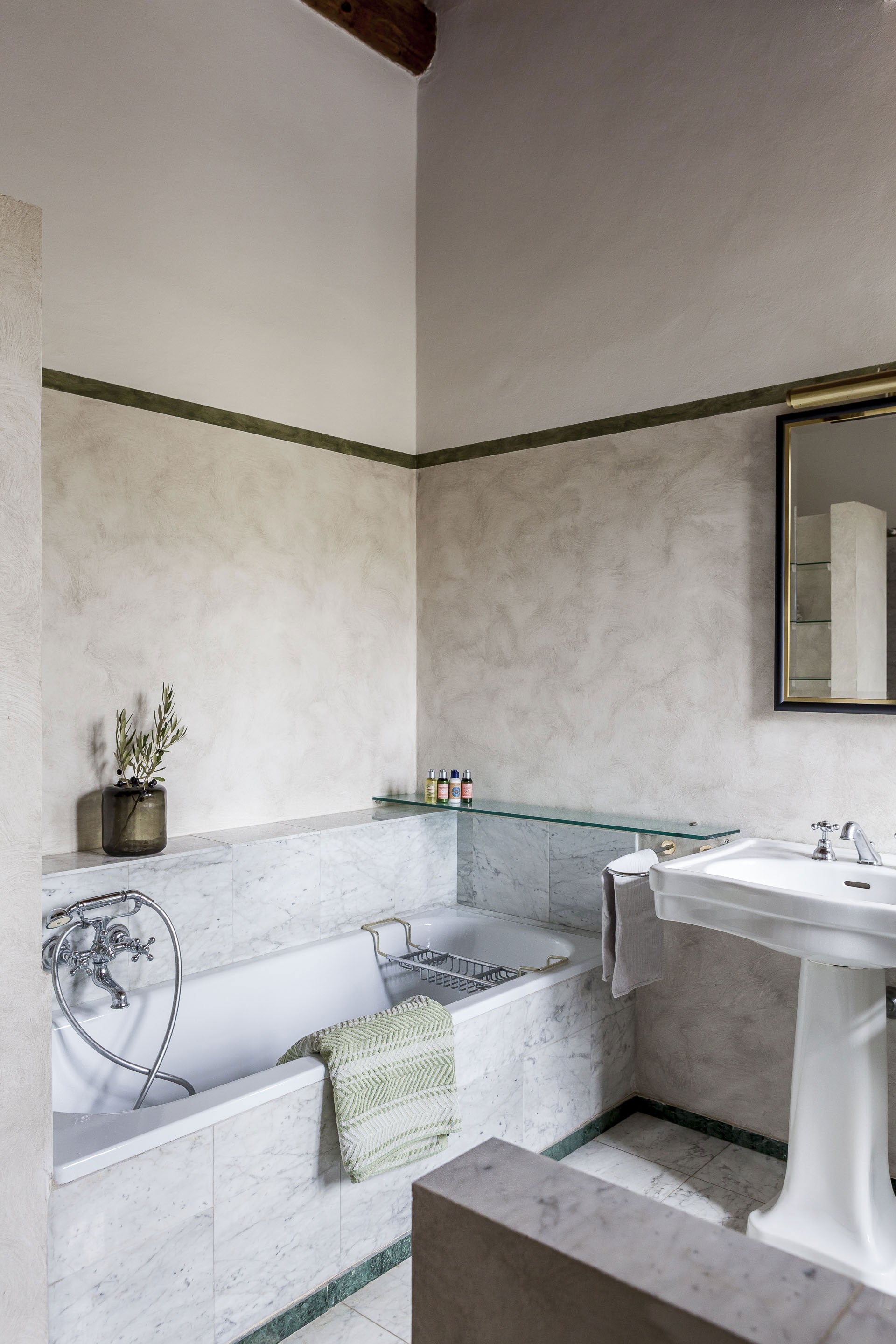 CentoQuarantaQuatro sleep up to 10 villa in Chianti