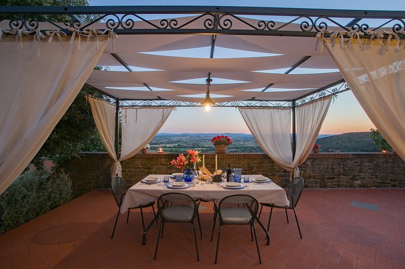 Luna - views onto Cortona - sleeps up to 8 ; 4 bedrooms