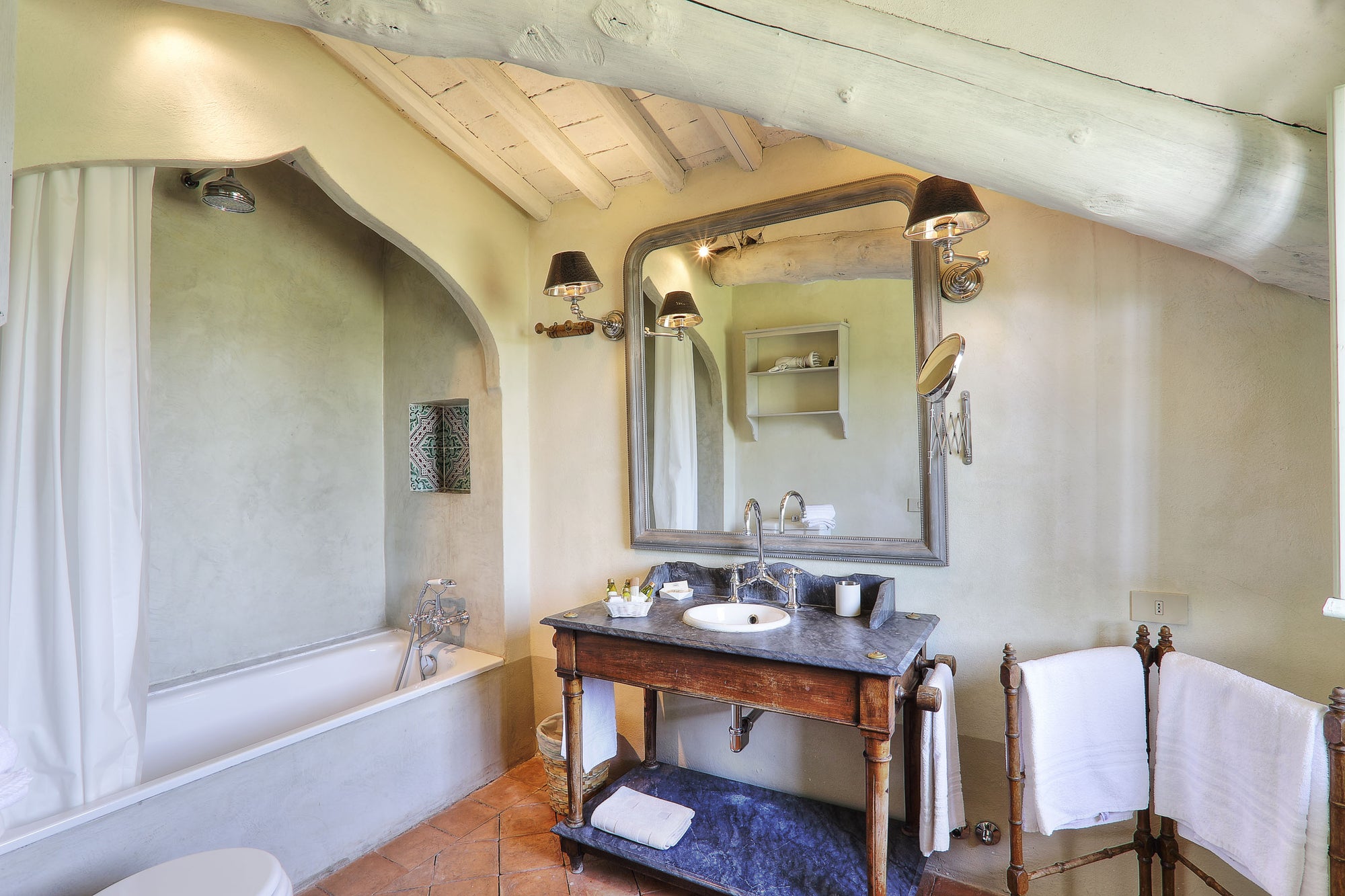 Sorgente - villa near Lucca sleep up to 10, 5 bedrooms, 6 bathrooms