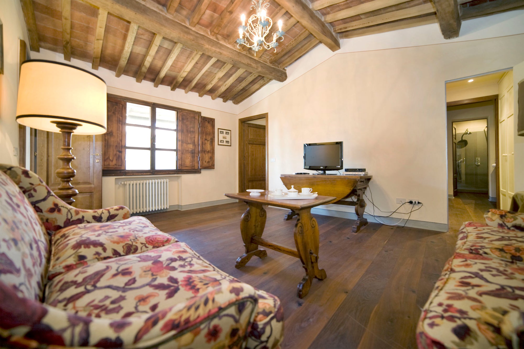 Montelopio - Tuscan villa sleeps up to 9, 5 bedrooms, 5 bathrooms